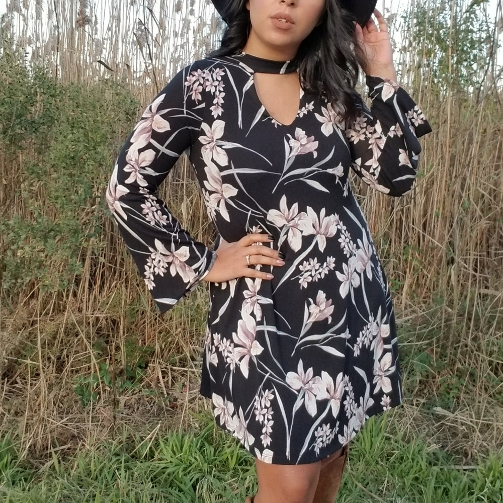 LAST 1| WILD FLOWER BLACK FLORAL CUTOUT DRESS - Picture 2 of 7